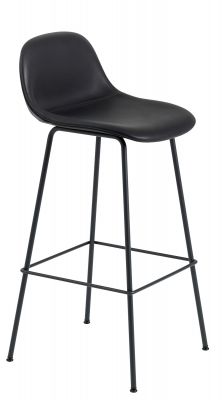 Schwarzer Fiber Counter Stool Barhocker von Muuto mit Rückenlehne und schwarzem Metallgestell.